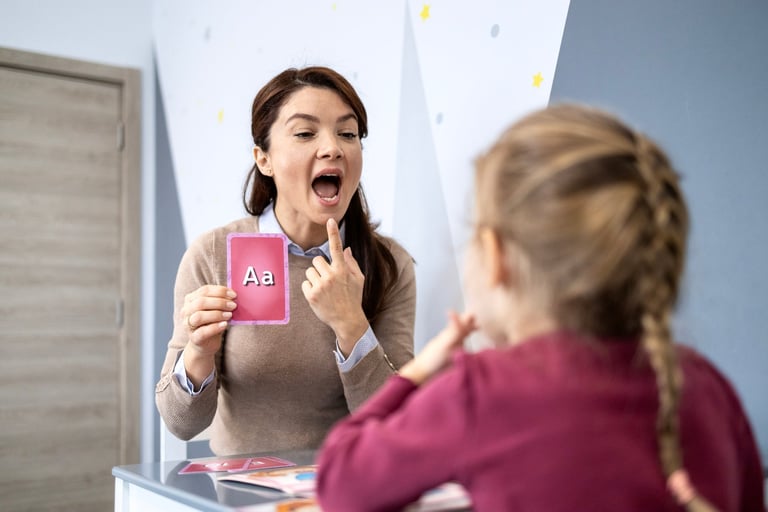 Terapista del habla trabajando con una niña